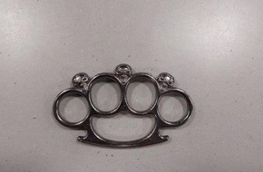 Bundespolizeidirektion Sankt Augustin: BPOL NRW: Schlagring im Handgep&auml;ck: Bundespolizei stoppt 18-J&auml;hrigen am Flughafen K&ouml;ln/Bonn