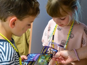 Letzte Chance: Ausstellung «geliebt, gelobt, gehypt» begeistert mit KI-Begleitung Familien &amp; junge Menschen