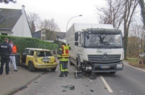 Polizei Mettmann: POL-ME: Hoher Sachschaden nach Verkehrsunfall mit Lkw - Haan - 1912033