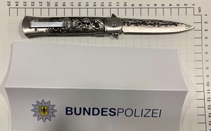 Bundespolizeidirektion Sankt Augustin: BPOL NRW: Auf dem Weg zur Polizeiwache - Bundespolizei stellt Einhandmesser sicher