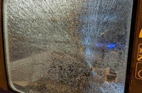 Bundespolizeidirektion Sankt Augustin: BPOL NRW: Fensterscheibe eines Zuges eingeschlagen - Bundespolizei ermittelt wegen gefährlichen Eingriffs in den Bahnverkehr