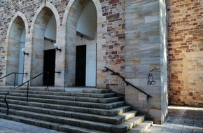 Polizeidirektion Pirmasens: POL-PDPS: Schmierereien an der Fassade der Hl.-Kreuz-Kirche