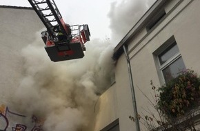 Feuerwehr und Rettungsdienst Bonn: FW-BN: Ausgedehnter Wohnungsbrand in der Bonner Altstadt, das Übergreifen auf die Nachbarbebauung konnte verhindert werden.