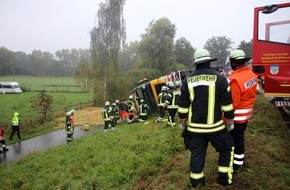 Kreisfeuerwehrverband Lüchow-Dannenberg e.V.: FW Lüchow-Dannenberg: LKW kommt alleinbeteiligt von der Fahrbahn ab +++ Seitenstreifen durch anhaltenden Regen aufgeweicht +++ Fahrzeug kippt zur Seite +++ Fahrer schwer verletzt