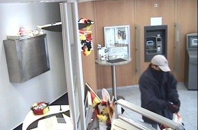 Polizei Rhein-Erft-Kreis: POL-REK: Polizei sucht Bankräuber mit Fotos -  Elsdorf