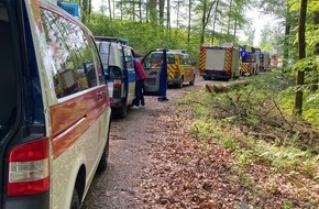 Freiwillige Feuerwehr Olsberg: FF Olsberg: Baumlandung im Sauerland bei NRW Gleitschirmflieger Cup