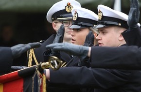 Presse- und Informationszentrum Marine: Vereidigung und Feierliches Gelöbnis am Gründungstag der Bundeswehr in Plön