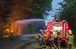 Kreisfeuerwehrverband Rendsburg-Eckernförde: FW-RD: Großfeuer in Fockbek zerstört Lagerhalle - 70 Einsatzkräfte löschten das Feuer