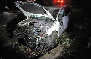 Polizei Mettmann: POL-ME: Mit hohem Tempo von Straße abgekommen: Drei Verletzte nach Verkehrsunfall - Haan - 2011042