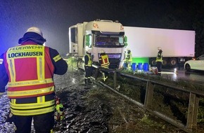 Freiwillige Feuerwehr Bad Salzuflen: FF Bad Salzuflen: Korrektur: LKW bleibt nach schwerem Unfall auf Leitplanke stehen / Unfallstelle lag unweit des Parkplatzes Herford