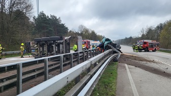 Polizeiinspektion Cuxhaven: POL-CUX: Schwerer Verkehrsunfall auf der BAB27 zwischen Schwanewede und Uthlede - Rettungshubschrauber im Einsatz - LKW durchbricht Schutzplanke - Vollsperrung