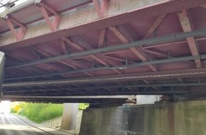 Bundespolizeiinspektion Flensburg: BPOL-FL: LKW touchiert Eisenbahnbrücke - Streckensperrung und Zugausfälle