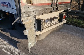Feuerwehr Bergheim: FW Bergheim: Eine Verletzte bei Verkehrsunfall auf Autobahn 61 Kollision zwischen PKW und LKW - Autobahn voll gesperrt