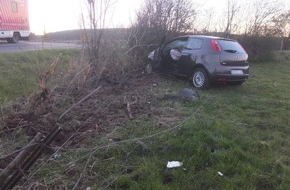 Polizei Düren: POL-DN: Alleinunfall - Pkw kommt von der Straße ab