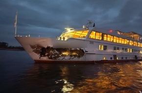 Polizei Duisburg: POL-DU: Voerde/Duisburg: Heftiger Unfall auf dem Wasser mit einem Fahrgastkabinenschiff - Niemand verletzt