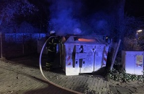 Feuerwehr Herdecke: FW-EN: Weihnachtsbäume und Papiercontainer brannten in Kirchende