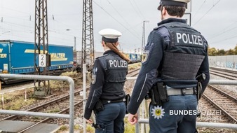 Bundespolizeidirektion München: Bundespolizeidirektion München: "Gleisläufer" bringt Regiobahn zum Stehen / Gefährlicher Eingriff in den Bahnverkehr