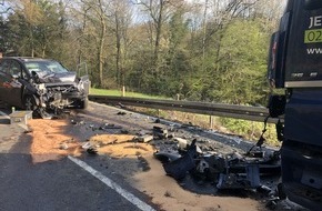 Feuerwehr Bergisch Gladbach: FW-GL: Schwerer Verkehrsunfall im Stadtteil Herkenrath von Bergisch Gladbach fordert zwei Todesopfer