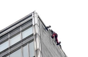 Feuerwehr Essen: FW-E: Höhenretter der Essener Feuerwehr sichern loses Trapezblech in 85 Metern Höhe