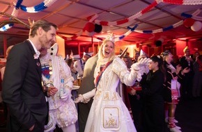 Sparkasse KölnBonn: Bonner Prinzenpaar besuchte traditionellen Karnevalsempfang - Maike I. bekam dort ihre Bonna-Kette