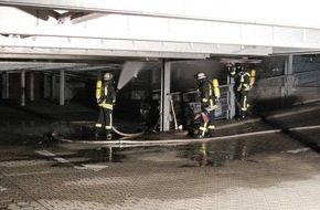 Feuerwehr der Stadt Arnsberg: FW-AR: Parkhaus in Arnsberg-Neheim nach PKW-Brand vorläufig gesperrt