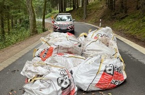 Kreispolizeibeh&ouml;rde Hochsauerlandkreis: POL-HSK: 13 Bigbags mit mutma&szlig;lichem Asbest auf gesperrter Landstra&szlig;e bei Oberhenneborn abgeladen - Polizei sucht Zeugen