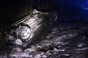 Polizei Minden-L&uuml;bbecke: POL-MI: Auto &uuml;berschl&auml;gt sich bei Gl&auml;tteunfall in Wasserstra&szlig;e