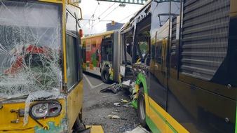 Feuerwehr Oberhausen: FW-OB: Verkehrsunfall zwischen Linienbus und Straßenbahn - 30 Personen verletzt