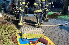 Feuerwehr Wenden: FW Wenden: Feuer mit Menschenleben in Gefahr in Wenden-Heid