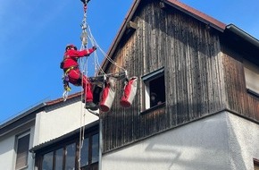 Feuerwehr, Katastrophenschutz und Rettungsdienst Rheingau-Taunus-Kreis: FW Rheingau-Taunus: Spezielle Rettung in Idstein: Patient mit Kran und Höhenrettern aus Wohnung gerettet