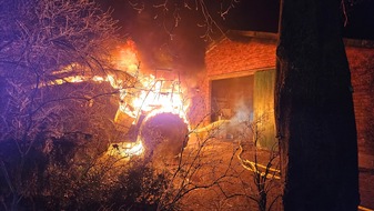 POL-STD: Landwirtschaftliche Maschine und Scheune bei Feuer zerstört, Einbrüche in zwei Firmengebäude in Stade, Kupferdiebstähle gehen weiter, Tageswohnungseinbrecher in Jork