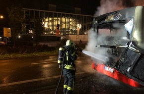 Feuerwehr Gelsenkirchen: FW-GE: Feuerwehr Gelsenkirchen startet mit einer Vielzahl an Einsätzen in den Monat Oktober / Das schlechte Wetter und ein brennender Linienbus halten die Einsatzkräfte in Atem