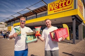 Netto Marken-Discount Stiftung & Co. KG: Snacks, Stars & Selfies: Happy Chips von Knossi und Trymacs – Bustour erobert Berliner und Hamburger Netto-Filiale