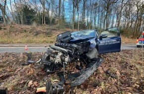 Kreispolizeibehörde Oberbergischer Kreis: POL-GM: Nach Ausweichmanöver mit Baum kollidiert - Zeugen gesucht