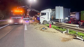 Feuerwehr Solingen: FW-SG: N&auml;chtlicher LKW-Unfall am Hildener Kreuz - 500 Liter Diesel laufen nach spektakul&auml;rer Leitplankenfahrt aus