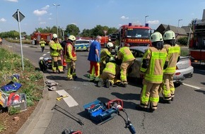 Feuerwehr Grevenbroich: FW Grevenbroich: Verkehrsunfall mit zwei Pkw / Fahrerin im Auto eingeschlossen
