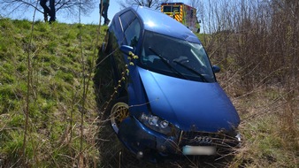 Kreispolizeibehörde Herford: POL-HF: Verkehrsunfall beim Überholmanöver- Audi landet im Graben