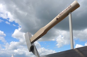 Thüringen präsentiert den weltweit größten Hammer
und holt den Weltrekord nach Heideland/Königshofen