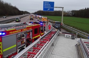 Polizeidirektion L&uuml;beck: POL-HL: Verkehrsunfall auf der Bundesautobahn 1 - F&uuml;nf beteiligte Fahrzeuge und drei Verletzte