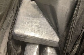 Zollfahndungsamt M&uuml;nchen: ZOLL-M: Rauschgift-Schmuggler bekommt am Flughafen N&uuml;rnberg kalte F&uuml;&szlig;e und l&auml;sst 16,5 Kilogramm Kokain am Gep&auml;ckband liegen.