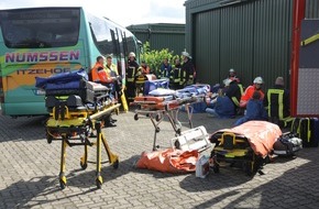 Rettungsdienst-Kooperation in Schleswig-Holstein gGmbH: RKiSH: Größeres Notfallereignis (GröNo): Einsatzübung in Albersdorfer Kaserne / 45 Verletzte / Großaufgebot an Rettungskräften vor Ort