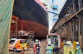 Feuerwehr Bremerhaven: FW Bremerhaven: Werftarbeiter stürzt in Schiff