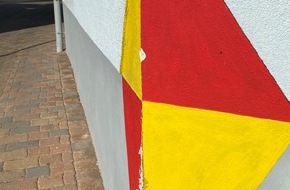 Polizeidirektion Kaiserslautern: POL-PDKL: Gegen Hauswand gefahren und geflüchtet - Renault gesucht