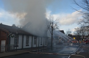 Polizeiinspektion Rotenburg: POL-ROW: Brand eines Wohn- und Geschäftshauses ++  Zeugen zu Verkehrsunfall gesucht
