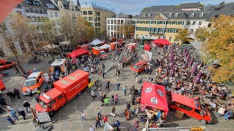 Feuerwehr und Rettungsdienst Bonn: FW-BN: Zahlreiche Besucher interessieren sich für Feuerwehr und Rettungsdienst - großer Andrang beim Tag der Feuerwehr Bonn auf dem Münsterplatz