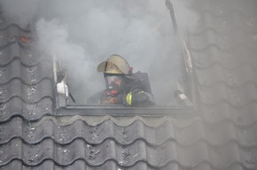 POL-STD: Einfamilienhaus in Stade durch einen Brand schwer beschädigt - Gesamtschaden ca. 400.000 Euro