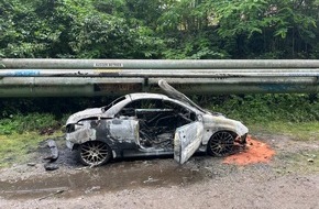 Polizei Duisburg: POL-DU: Beeck: Fahrzeug gerät in Brand - Zeugen gesucht