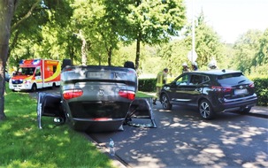 Kreispolizeibeh&ouml;rde H&ouml;xter: POL-HX: 87-J&auml;hrige prallt gegen parkendes Auto und &uuml;berschl&auml;gt sich