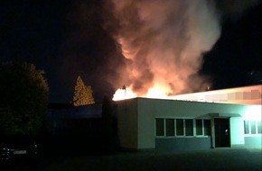 Polizei Mettmann: POL-ME: Großbrand am Verwaltungstraktdach einer Kartonagenfirma - Velbert - 2004151