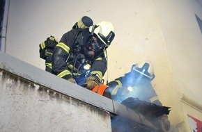 Feuerwehr Iserlohn: FW-MK: Feuer im Hinterhof - 3 Personen verletzt